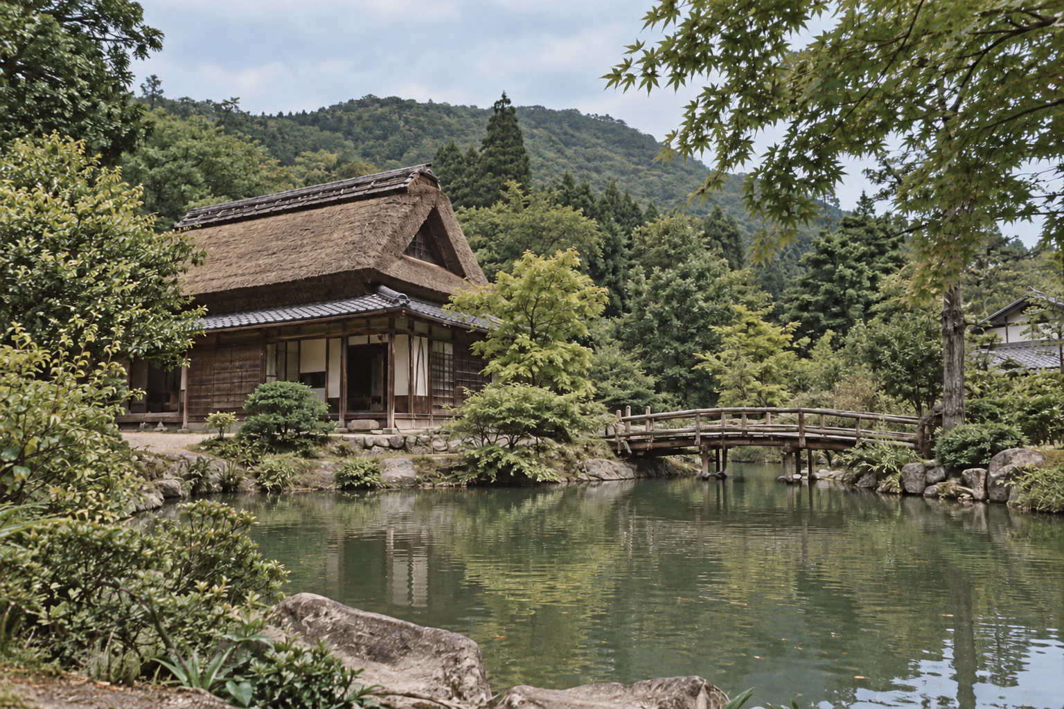 AIで自然な色を加えた、古い家と庭の池の写真