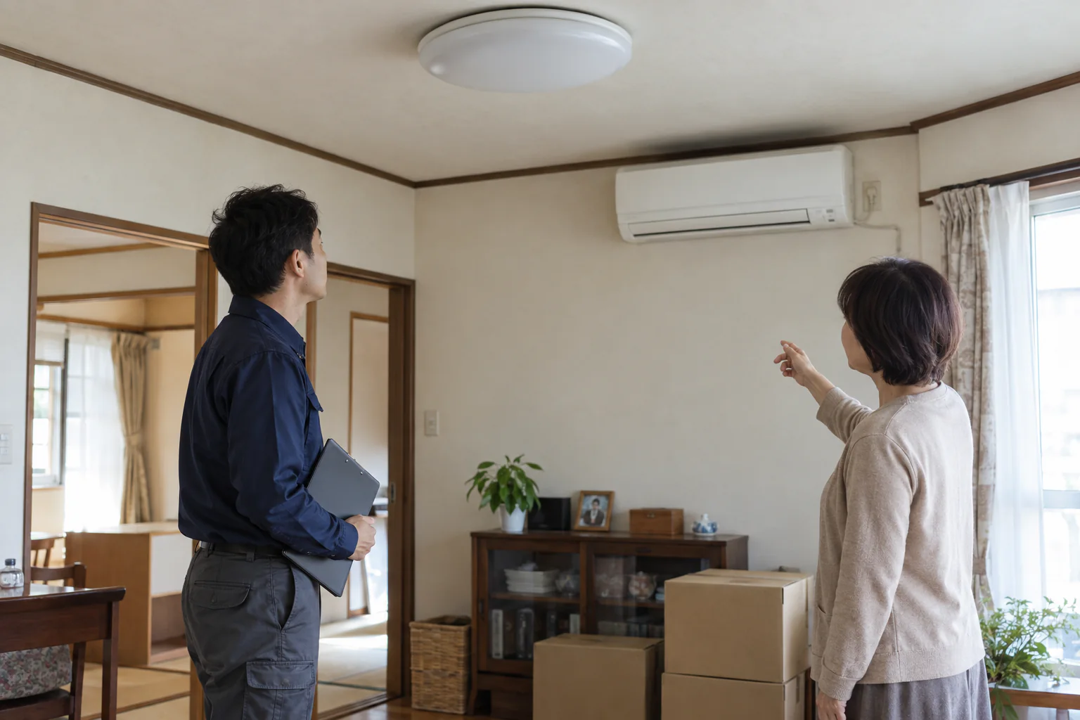 室内のエアコンと照明を、ご依頼者と作業担当者が確認する場面